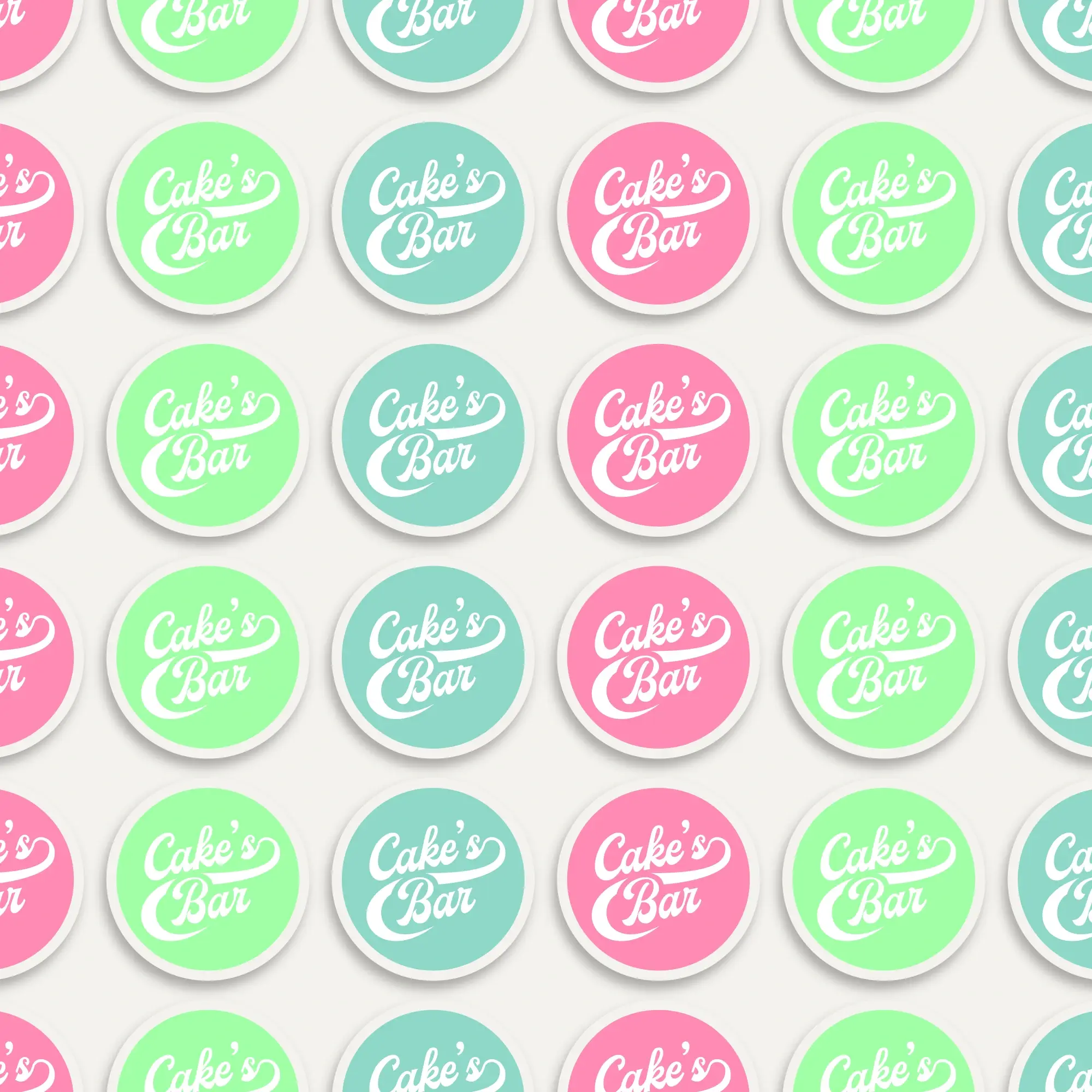 Diseño de stickers redondos en verde, rosa y azul, con un borde blanco y el logo de la marca en el medio, también en blanco.